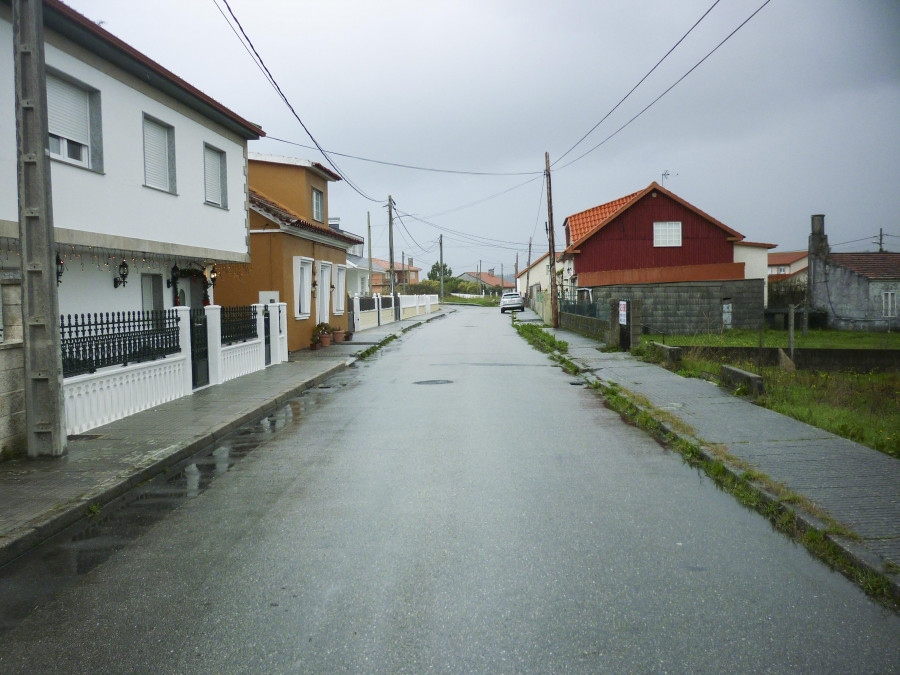 Renovar la traída y la recogida de pluviales y pavimentar la Rúa Luis Pimentel, en Aguiño, costará 78.347 euros
