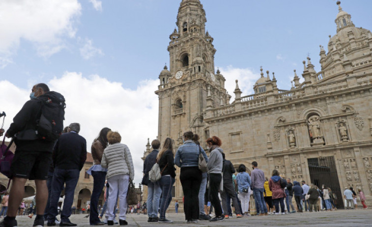 Una asociación amenaza con denunciar a la Catedral de Santiago por exigir mascarilla