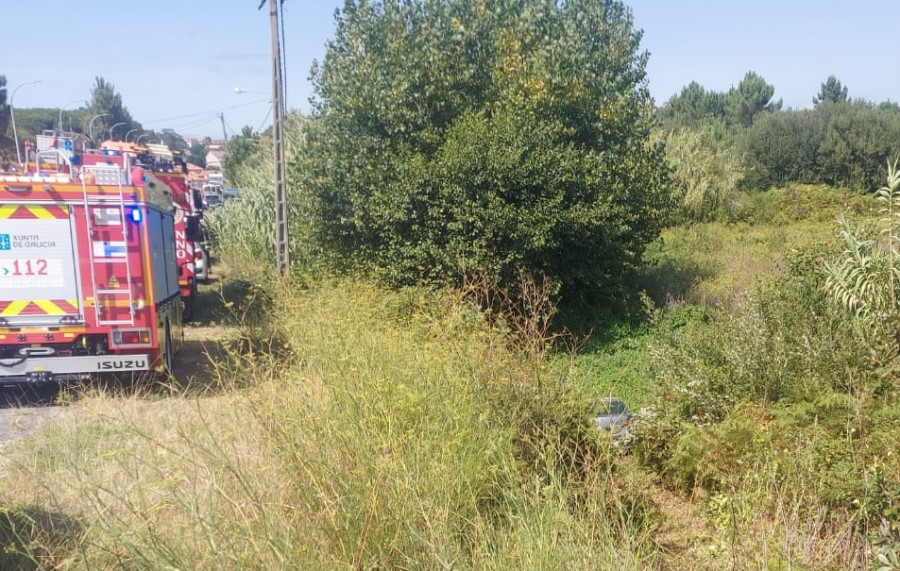Un conductor se sale de la vía con su vehículo y cae por un terraplén en Sanxenxo