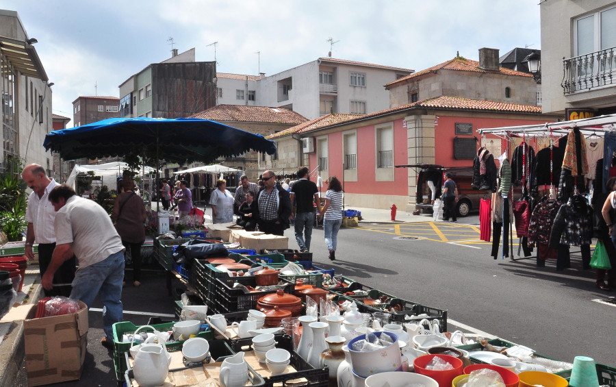 Vendedores ambulantes denuncian que gente no autorizada legalmente se instala para vender en el mercadillo de A Pobra