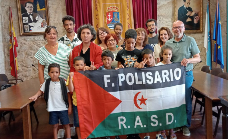 Los cuatro niños saharauis que pasan sus Vacaciones en Paz en Rianxo, junto a dos en Rois, fueron recibidos en el Concello