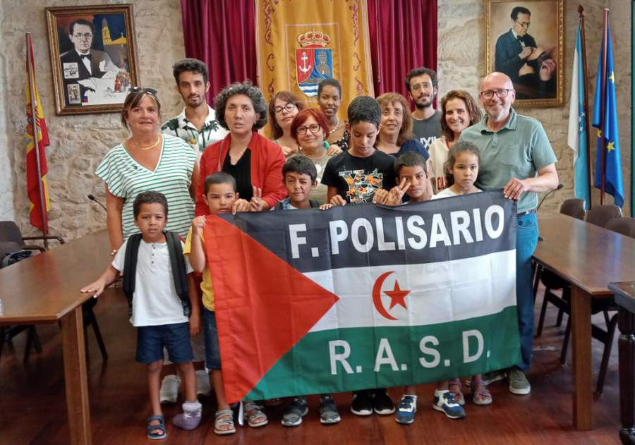 Los cuatro niños saharauis que pasan sus Vacaciones en Paz en Rianxo, junto a dos en Rois, fueron recibidos en el Concello