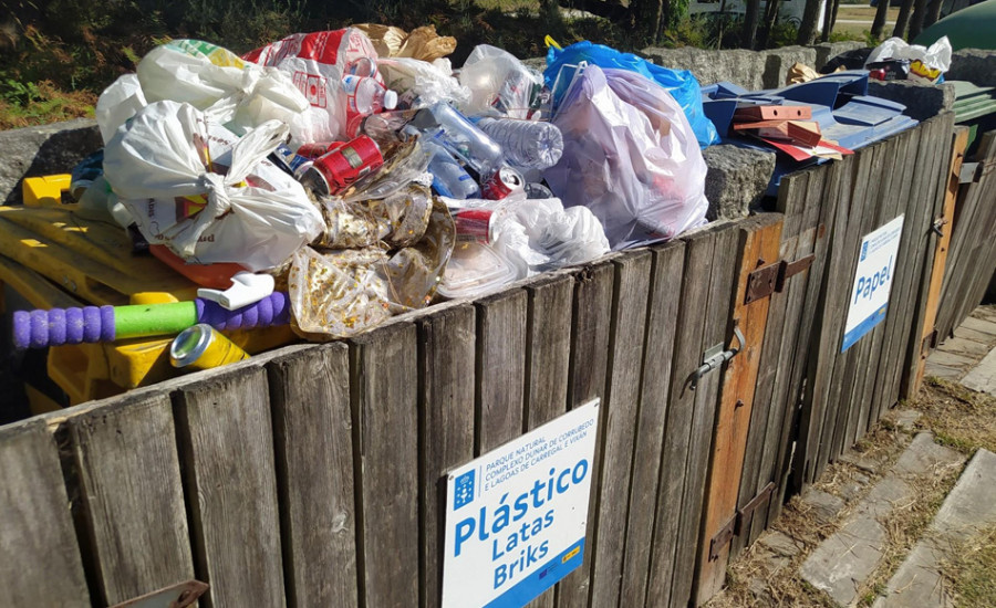 Reclaman una recogida de basura más frecuente en el entorno de la playa de O Vilar y mayor reciclaje