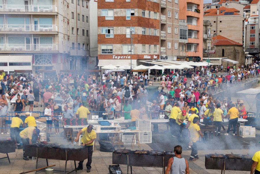 Sanxenxo celebra el Día del Turista con 3.000 raciones de sardinas y música en las calles