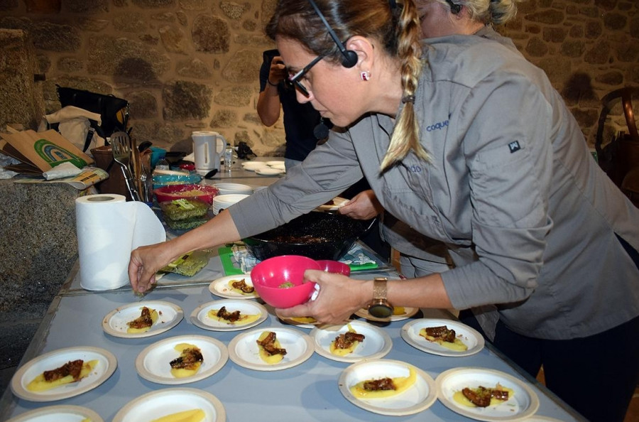 Anguilas y aguardiente a mansalva a ritmo de la Panorama y Alkar en Valga