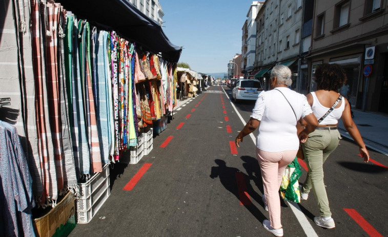 Dudas entre clientes y vendedores el primer día de mercadillo con coches