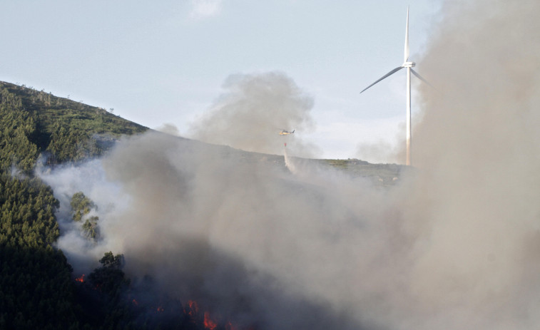 Los comuneros llevan ante la Fiscalía el dispositivo de la Xunta en el gran incendio de O Barbanza