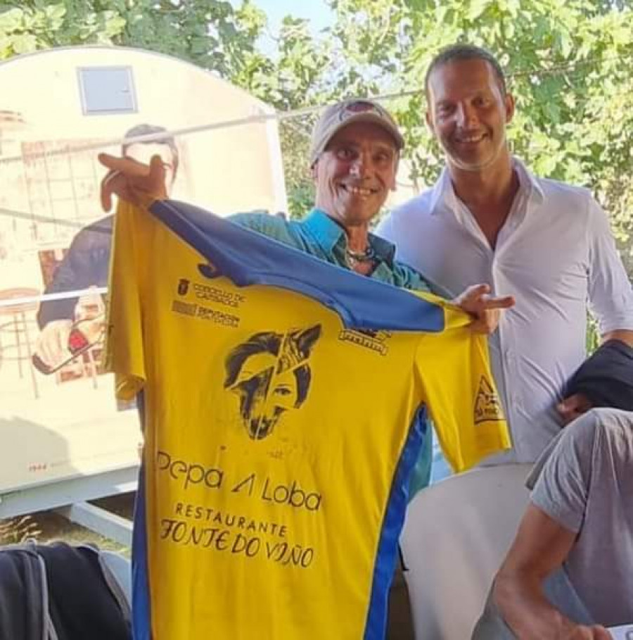 Manu Chao se lleva la camiseta del CJ Cambados tras su conciertazo en Fefiñáns