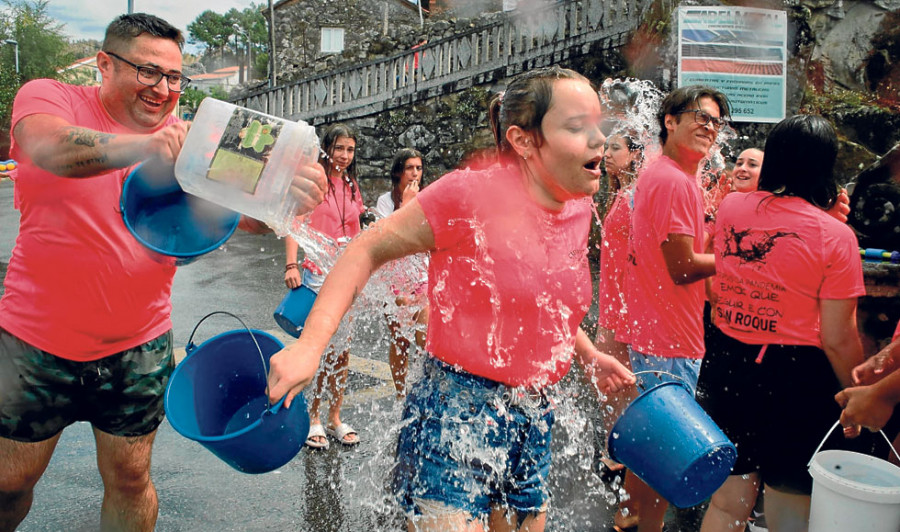 San Roque pasado por agua en una de las fiestas más divertidas  de Castroagudín