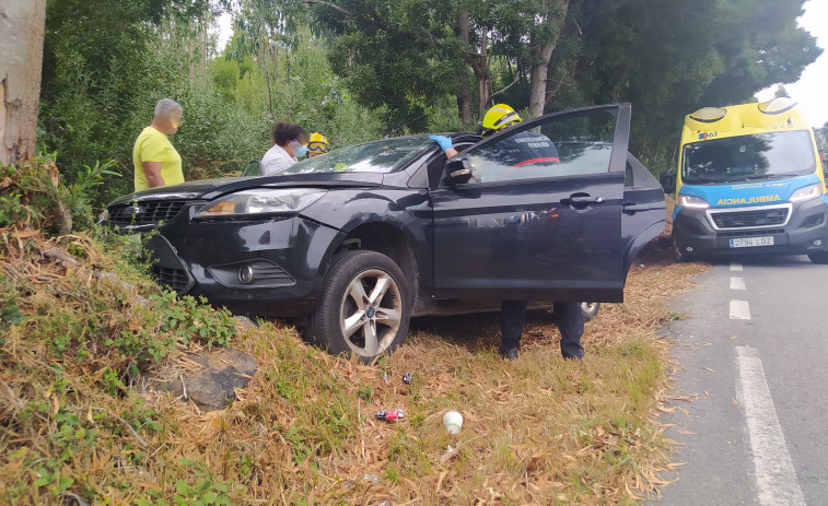 Heridas dos personas en un accidente de tráfico en la carretera entre las rotondas de O Vilar y de Xarás, en Ribeira