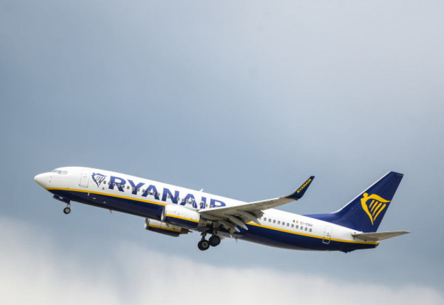 La aerolínea Ryanair fue la que más pagó por su huella de carbono en 2022