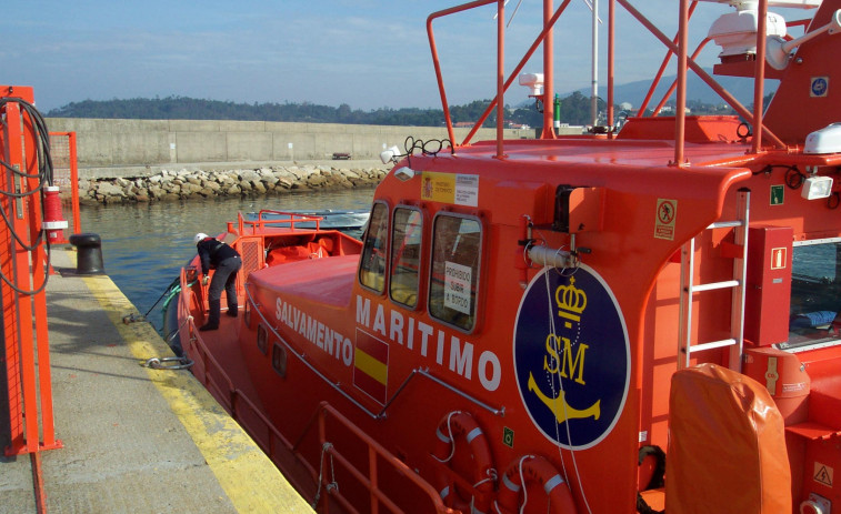 Herido un tripulante de una lancha motora al caerse en la cubierta tras una embestida con un velero en Corrubedo