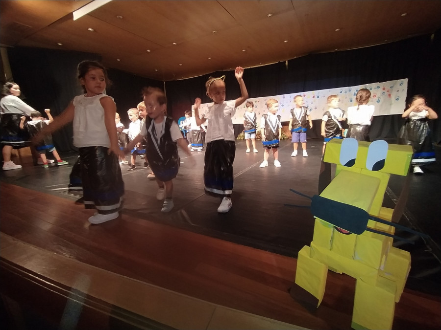 Clausura de campamentos de conciliación en Ribeira a ritmo de Tanxugueiras