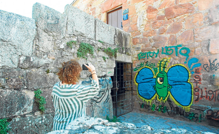 El ataque con graffiti al Muíño da Seca se acerca al año pendiente de Patrimonio para su limpieza