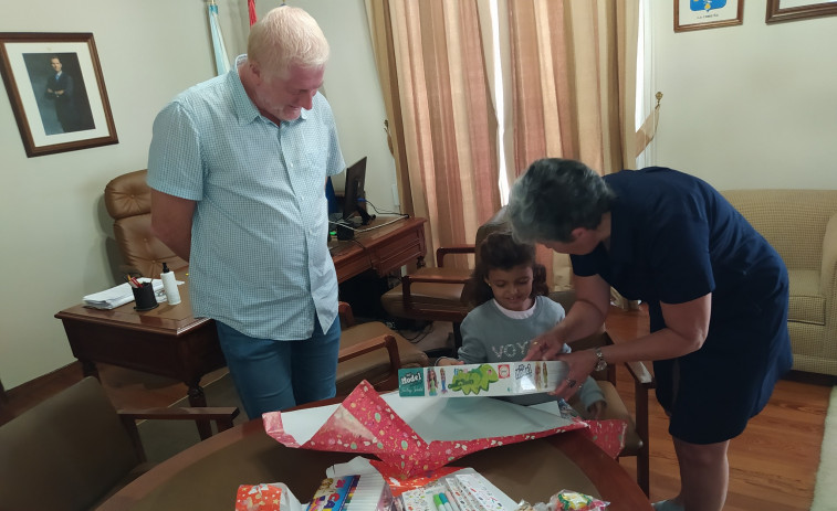 El Concello de A Pobra recibe a la niña saharaui que disfruta de “Vacaciones en Paz” con una familia de acogida