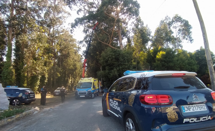 El precipitado desde 25 metros en Ribeira al tratar de recuperar un dron se encuentra estable dentro de la gravedad