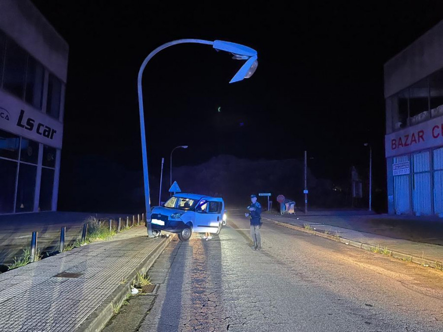 Da 0,90 en alcoholemia tras empotrar su coche contra una farola y dejar sin luz a parte de Rubiáns