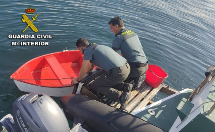 Encuentran fallecido en una playa de Bueu al tripulante de una barca que apareció volcada