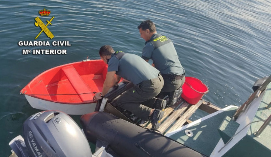 Encuentran fallecido en una playa de Bueu al tripulante de una barca que apareció volcada