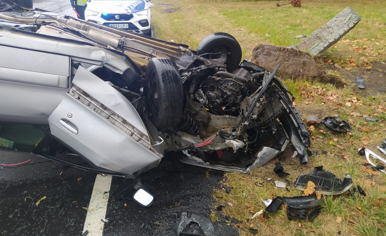 Herido un joven de Ribeira en un accidente en la carretera de Xarás a Olveira, en Sirves