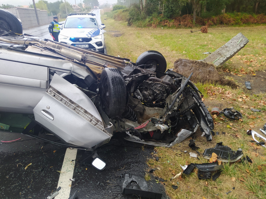 Herido un joven de Ribeira en un accidente en la carretera de Xarás a Olveira, en Sirves