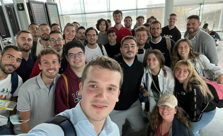 Tres jóvenes de A Pobra acompañan a otros 31 miembros de las Nuevas Generaciones del PP en Galicia en un viaje a Bruselas