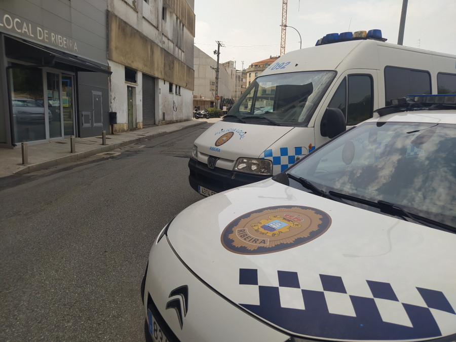 Avisan en Ribeira de un herido en accidente de tráfico, pero se trataba de una víctima de una agresión