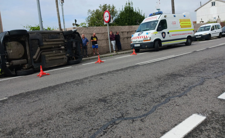 Rescatan a una joven atrapada tras volcar su coche en un accidente en Cambados