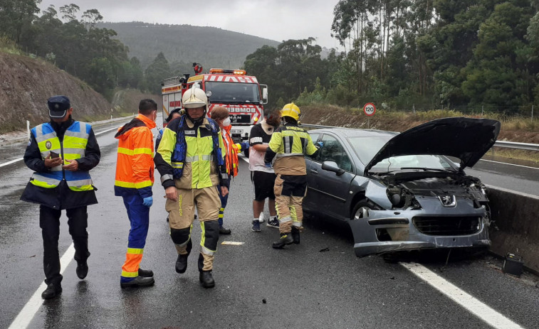 Heridos dos jóvenes en una aparatosa salida de vía en la Autovía do Barbanza, a la altura de A Pobra