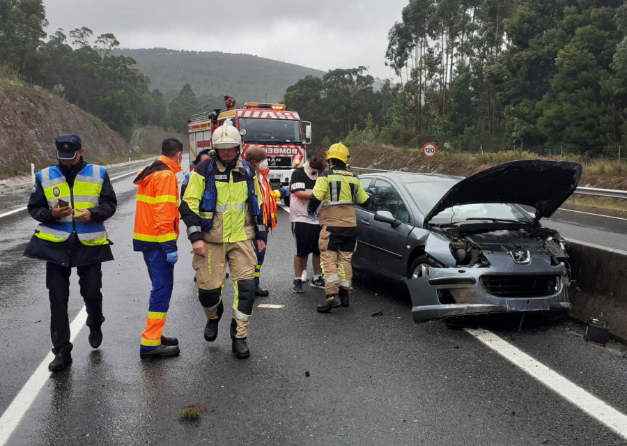 Heridos dos jóvenes en una aparatosa salida de vía en la Autovía do Barbanza, a la altura de A Pobra