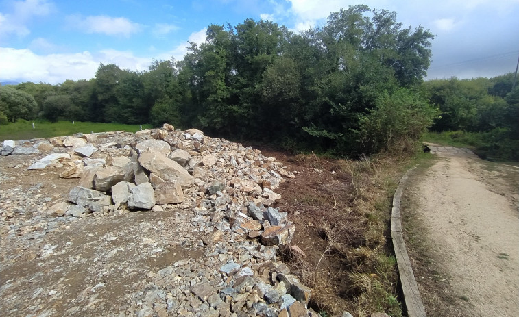 Advierten que el relleno en zona inundable del río Arlés afecta a una servidumbre de varias fincas en Artes