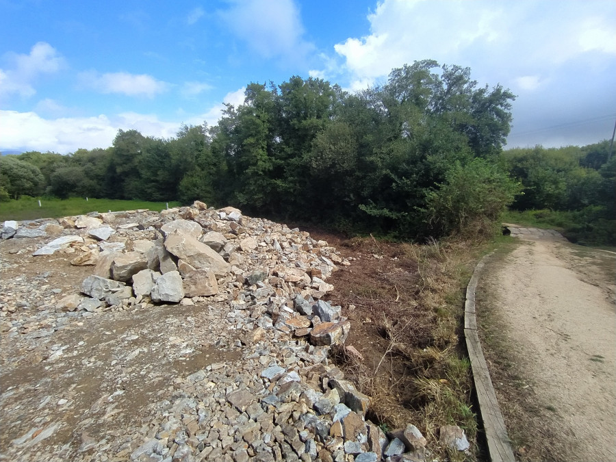 Advierten que el relleno en zona inundable del río Arlés afecta a una servidumbre de varias fincas en Artes