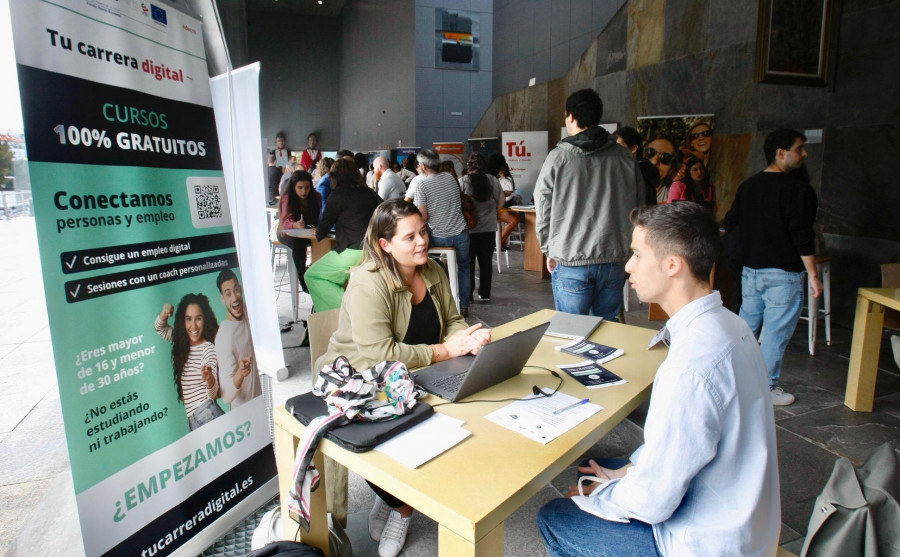 La Feira de Emprego atrae a un centenar de demandantes durante las primeras horas