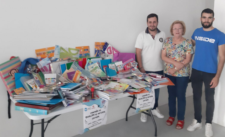 Nuevas Generaciones del PP de A Pobra entrega a Cáritas el material escolar recogido en una campaña solidaria