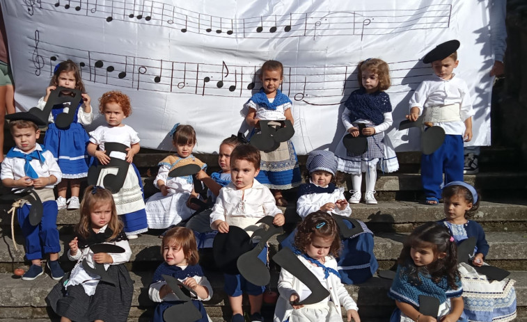 Niños de 2 y 3 años de la ludoteca Agarimo de Rianxo rinden homenaje a la canción “A Rianxeira” por su 75 aniversario