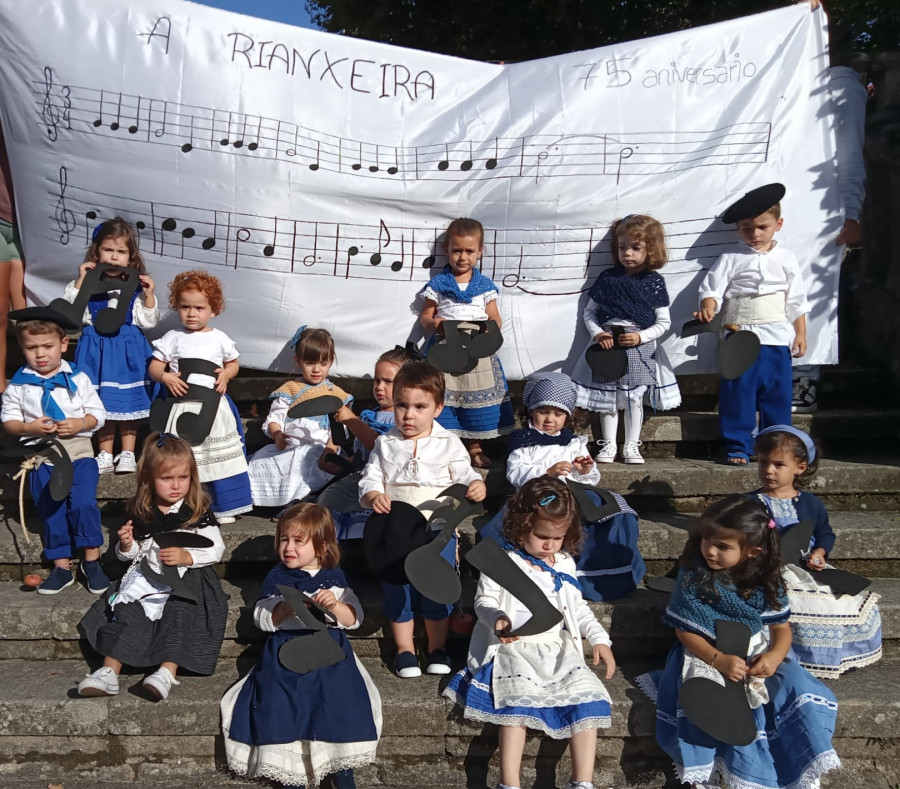 Niños de 2 y 3 años de la ludoteca Agarimo de Rianxo rinden homenaje a la canción “A Rianxeira” por su 75 aniversario