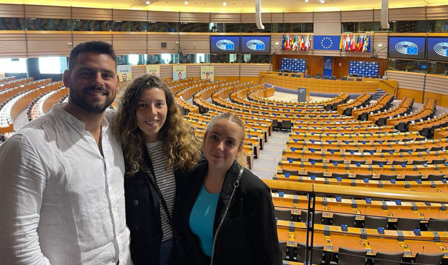 Tres jóvenes pobrenses visitan Bruselas con sus compañeros de Nuevas Generaciones del PP de Galicia para conocer el Parlamento Europeo