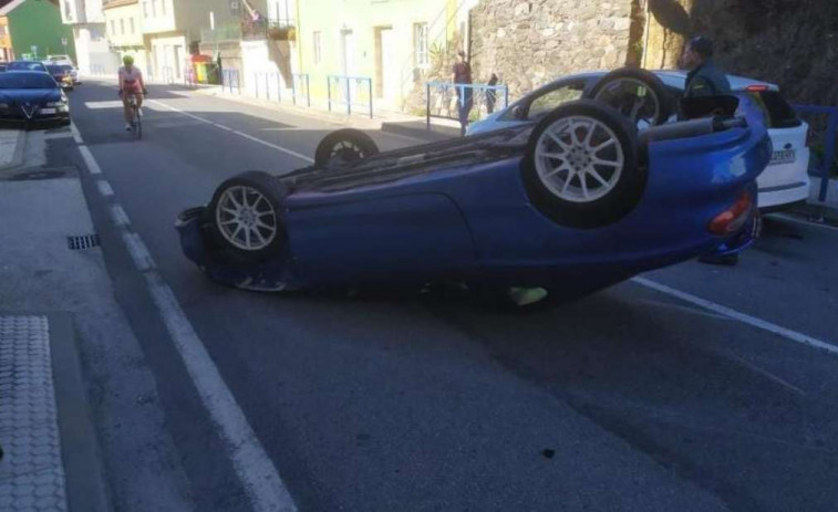 Un conductor choca contra un coche camuflado de la Guardia Civil en Boiro y huye a la carrera