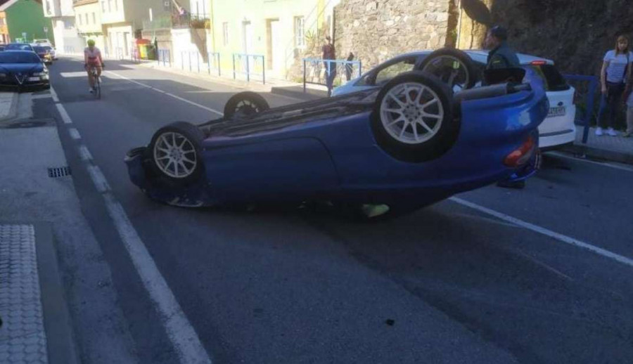 Un conductor choca contra un coche camuflado de la Guardia Civil en Boiro y huye a la carrera