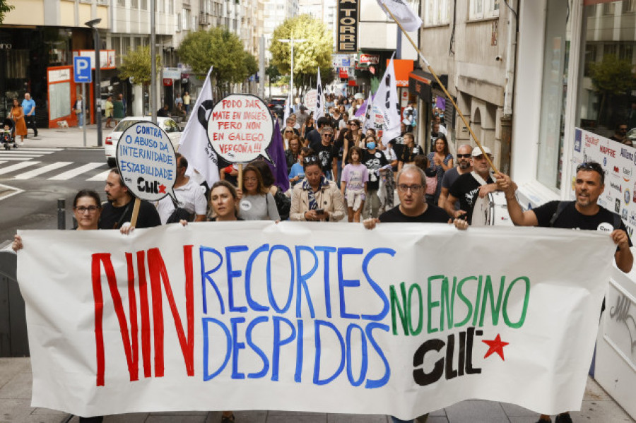 Cientos de personas se manifiestan en Santiago para denunciar los "abusos" de la Xunta sobre la educación pública