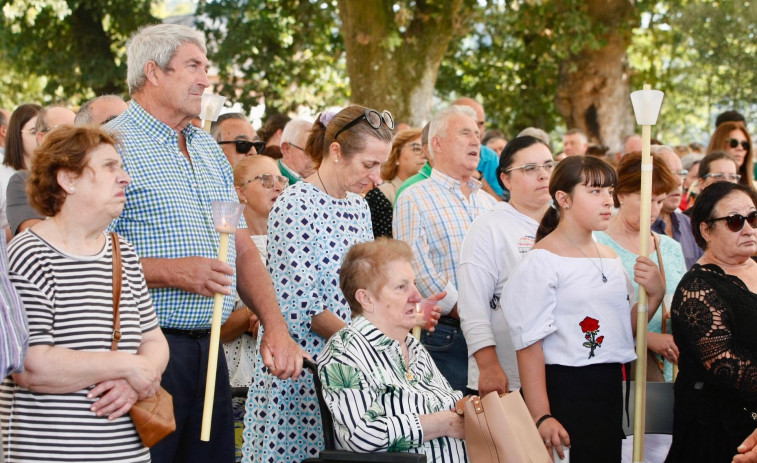 La Virgen de los Milagros recibe el calor de los romeros en una cita multitudinaria en Amil