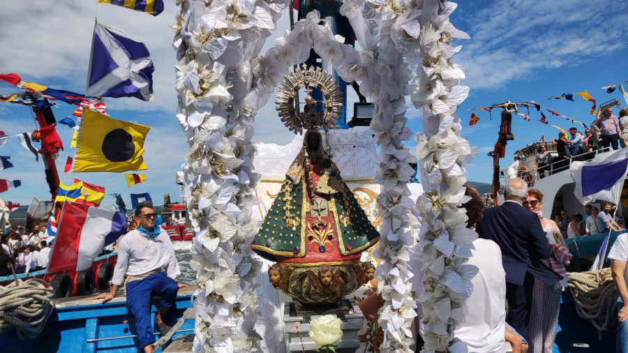 Rianxo vuelve a vibrar en el día  grande de la Guadalupe con la  tradicional procesión marítima