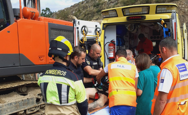 Herido un joven al precipitarse desde unos 15 metros de altura en una excavación en el polígono de Xarás, en Ribeira