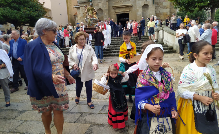 Ribeira festejó a su patrona sacándola en procesión gracias a la tregua que ofreció la lluvia