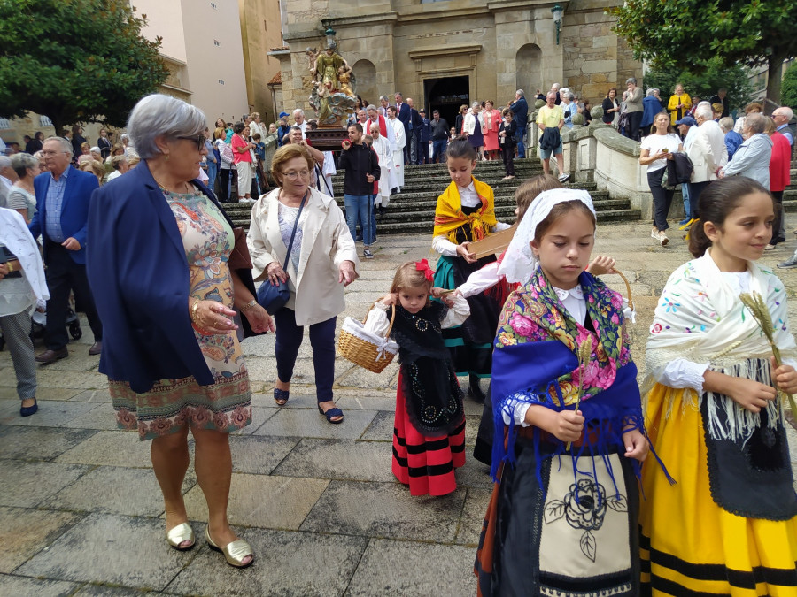 Ribeira festejó a su patrona sacándola en procesión gracias a la tregua que ofreció la lluvia