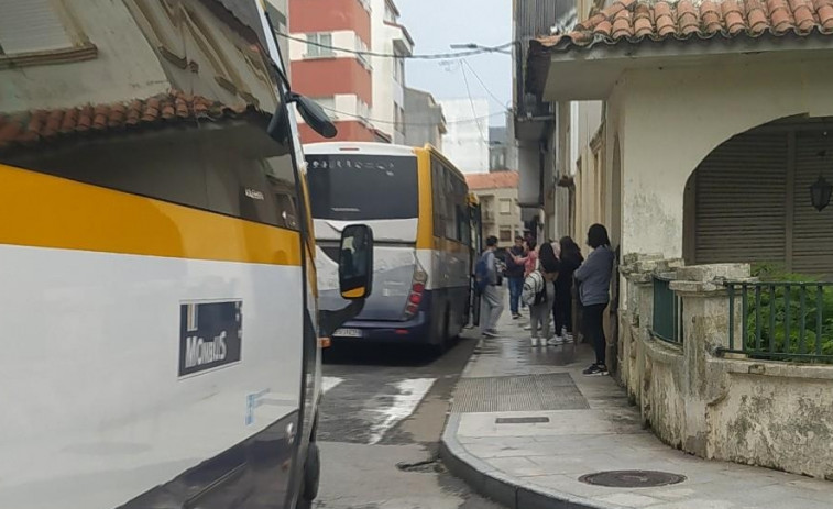 Padres del IES Leliadoura denuncian que el bus escolar deja tirados a sus hijos, que regresan andando