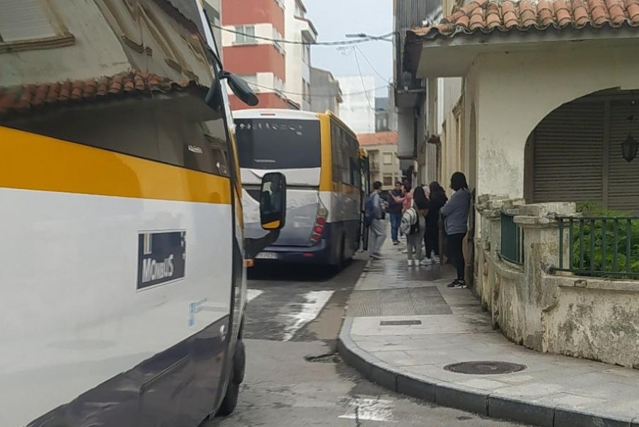 Padres del IES Leliadoura denuncian que el bus escolar deja tirados a sus hijos, que regresan andando