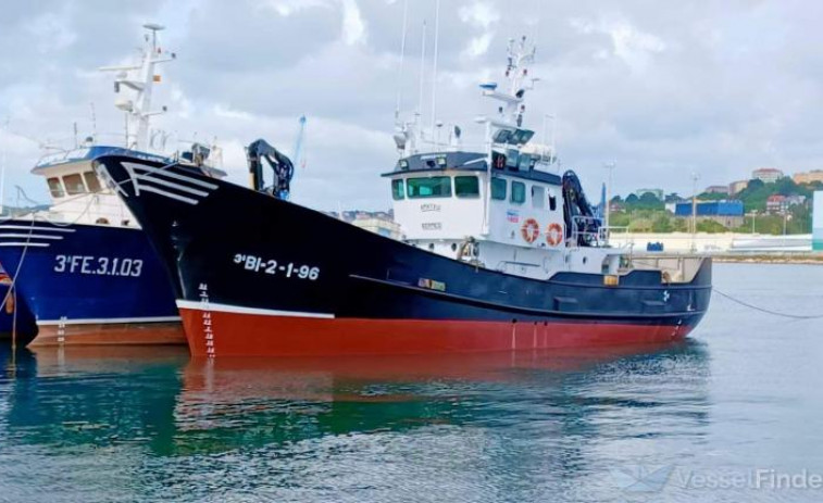 Un barbanzano resulta herido al caer en la sala de máquinas de un barco amarrado en el muelle de Portosín