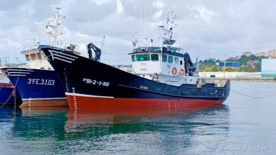 Un barbanzano resulta herido al caer en la sala de máquinas de un barco amarrado en el muelle de Portosín