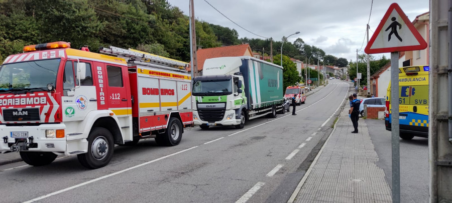 Herida una joven de Boiro en una colisión por alcance de sus coche con un tráiler en Taragoña